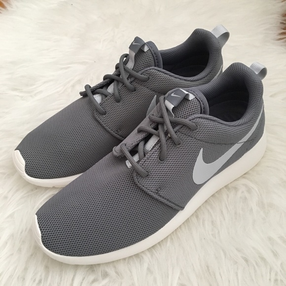 NEW Nike Roshe One Women’s Sneakers - Picture 2 of 7